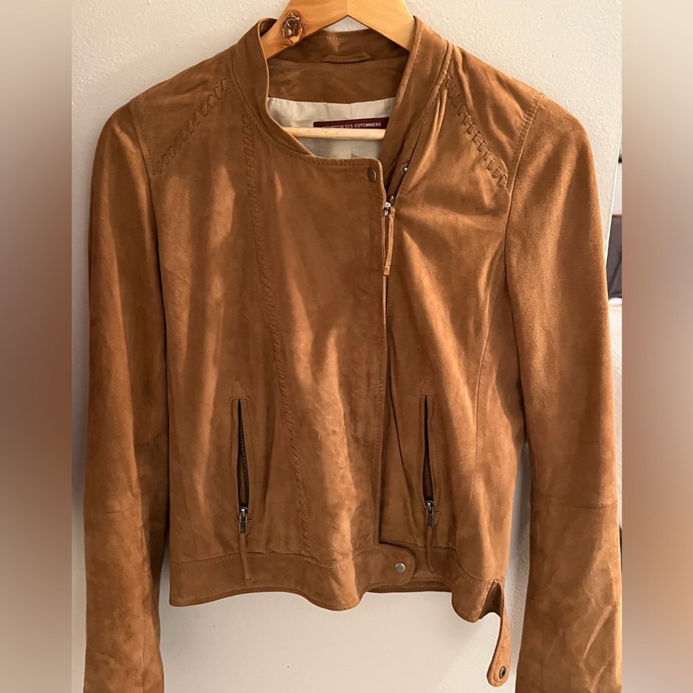 Beautiful tan leather suade jacket size M. Comfortable fit, super fashionable